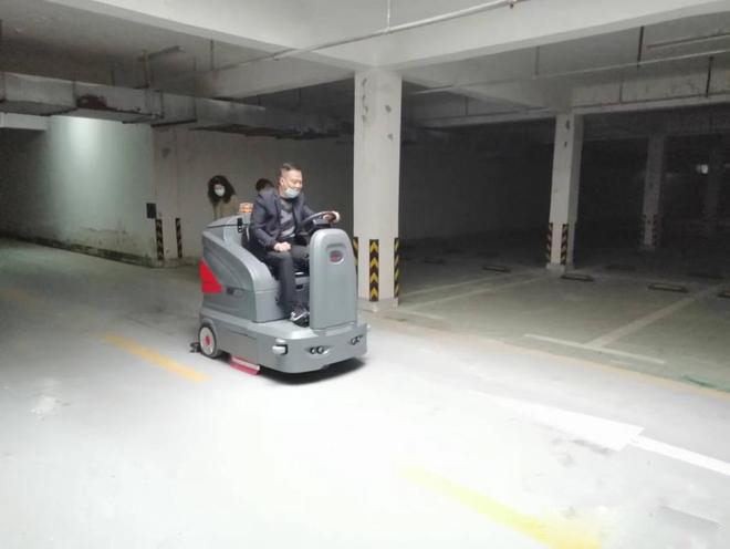 遂宁小区物业保洁不用人力改用驾驶式洗地机了